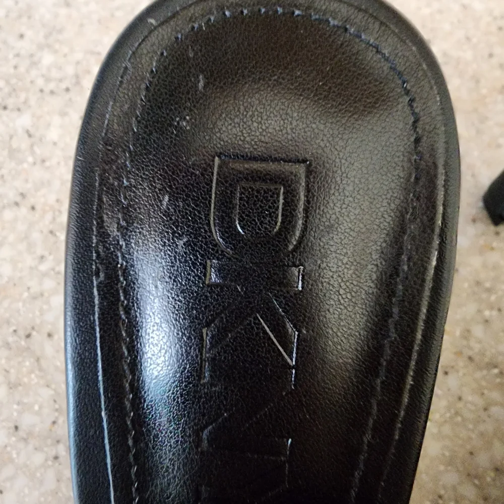 NWOT DKNY Black Slide Sandals with Silver Chain and Charms Size 6.5